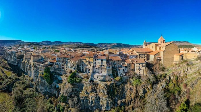 Cantavieja. Dramatisch scheint sich das Dorf an den Felsen zu klammern. Nicht minder sehenswert sind die Bauwerke, wie der Hauptplatz mit seinen Arkaden, der als einer der schönsten in Aragonien gilt, die Barockkirche Mariä Himmelfahrt, die gotische Kirche San Miguel oder stattliche Herrenhäuser. 