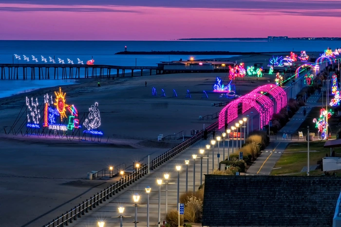 Virginia Beach. In Virginia Beach darf man mit dem Auto über den Boardwalk fahren, der sonst Fußgängern und Radfahrern vorbehalten ist. Und während aus dem Autoradio Weihnachtsklassiker schallen, sind am Strand überdimensionale Lichtfiguren zu sehen: Highlights sind der Surfing Santa und tanzende Krabben. Kostenpunkt für die Autofahrt durch die „Holiday Lights at the Beach“: 30 US-Dollar. Tickets muss man vorher online kaufen.
