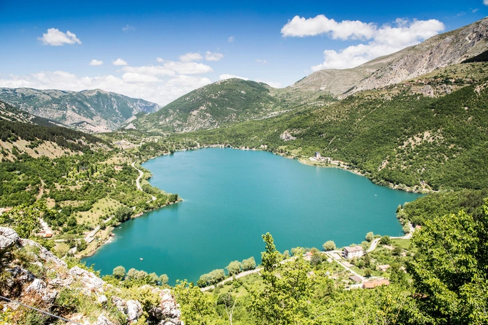 Lago di Scanno. Im Nationalpark Abruzzen, Latium und Molise liegt der Lago di Scanno, ein See, der von Natur aus herzförmig ist. Der See in Abruzzen ist bei Aktivurlaubern sehr beliebt, vom äußerst charmanten Dorf Scanno führt der „Sentiero del Cuore“, der Weg des Herzens dorthin. 