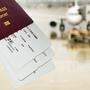 Ein Reisepass und die Bordkarte für das Flugzeug auf einem Flughafen