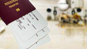 Ein Reisepass und die Bordkarte für das Flugzeug auf einem Flughafen
