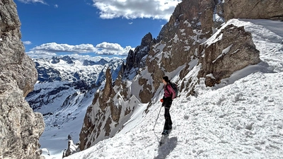 Atemberaubende Aussicht von der Scharte „Forcella della Neve“ zu den Felstürmen der Ampezzaner Dolomiten