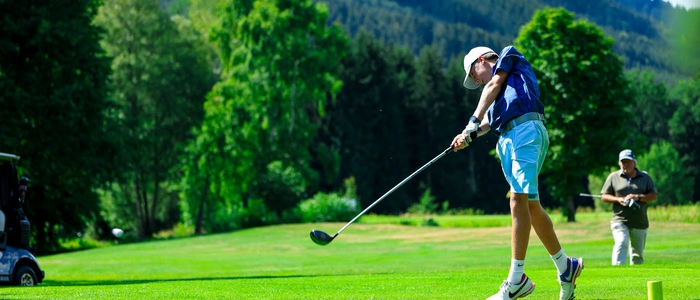 Gehen regelmäßig miteinander Golf spielen: Schüler Timo Jäger (14) und Pensionist Hansjörg Platzer (68)