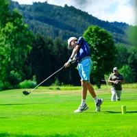 Gehen regelmäßig miteinander Golf spielen: Schüler Timo Jäger (14) und Pensionist Hansjörg Platzer (68)