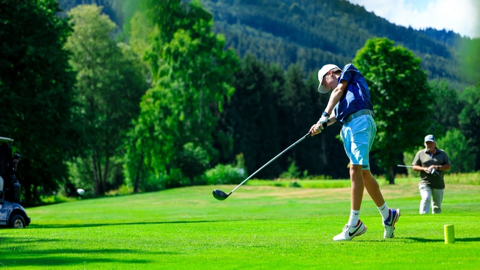 Gehen regelmäßig miteinander Golf spielen: Schüler Timo Jäger (14) und Pensionist Hansjörg Platzer (68)