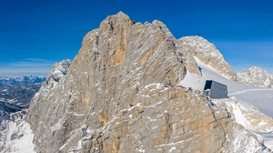 Wie ein grauer Kristall thront die Seethalerhütte auf der Dachsteinwarte