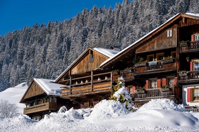 Plodn/Sappada. Eine der letzten Sprachinseln des Alpenraums: Viele der älteren Bewohner sprechen Plodnerisch, einen schwer verständlichen, althochdeutschen Dialekt. Vor allem im Winter ist Sappada ein feines, kleines Skigebiet mit allerlei Sportmöglichkeiten. Sehenswert: Karneval von Sappada (Plodner Vosenocht), eine Mischung aus Tradition und Folklore. Sappamukki, eine zweitägige Veranstaltung am zweiten Septemberwochenende zum Almabtrieb. Kostenswert: Restaurants Laite und Mondschein, beide tragen einen Michelin-Stern.