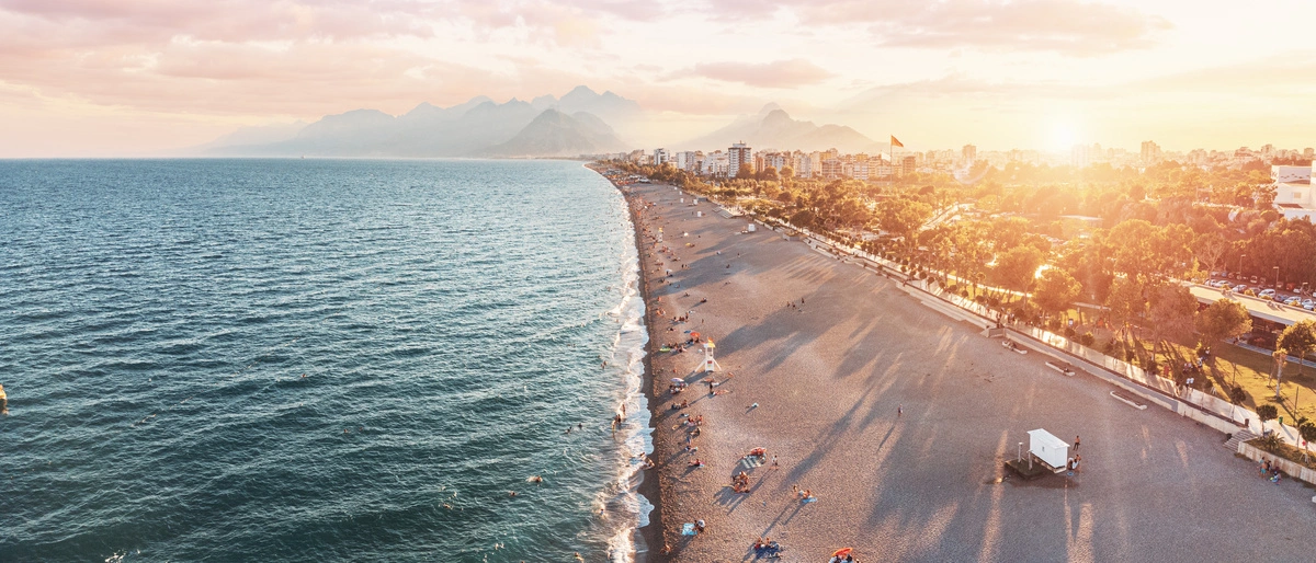 Der Konyaalti Beach in Antalya, im Hintergrund das Taurus-Gebirge 