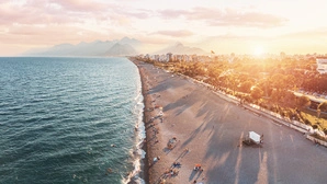 Der Konyaalti Beach in Antalya, im Hintergrund das Taurus-Gebirge 