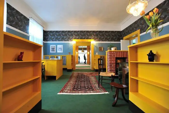 Adolf-Loos-Interieurs. Im früheren Industriezentrum der Monarchie Österreich-Ungarn hat Adolf Loos mindestens 13 Interieurs für wohlhabende jüdische Familien geschaffen, acht davon konnten gerettet werden und überstanden auch die Zeit der Tschechoslowakei. Vier Wohnungen, darunter das Brummel-Haus, können besichtigt werden. Die Innenräume sind von einer zeitlosen Qualität, die nicht nur Architekturfans begeistert.