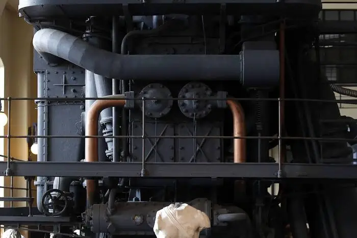 Centrale Montemartini. Hier (Via Ostiense) treffen sich im 1963 stillgelegten Elektrizitätskraftwerk industrieller Anlagenbau und antike Kunst. Bilder, Fresken, Statuen und Büsten aus dem alten Rom werden vor Turbinen, Kesseln und Schaltschränken präsentiert. Nach seiner Abschaltung wurde das Kraftwerk als Stauraum für das Kapitolinische Museum genutzt – ehe es selbst zum Museum wurde.