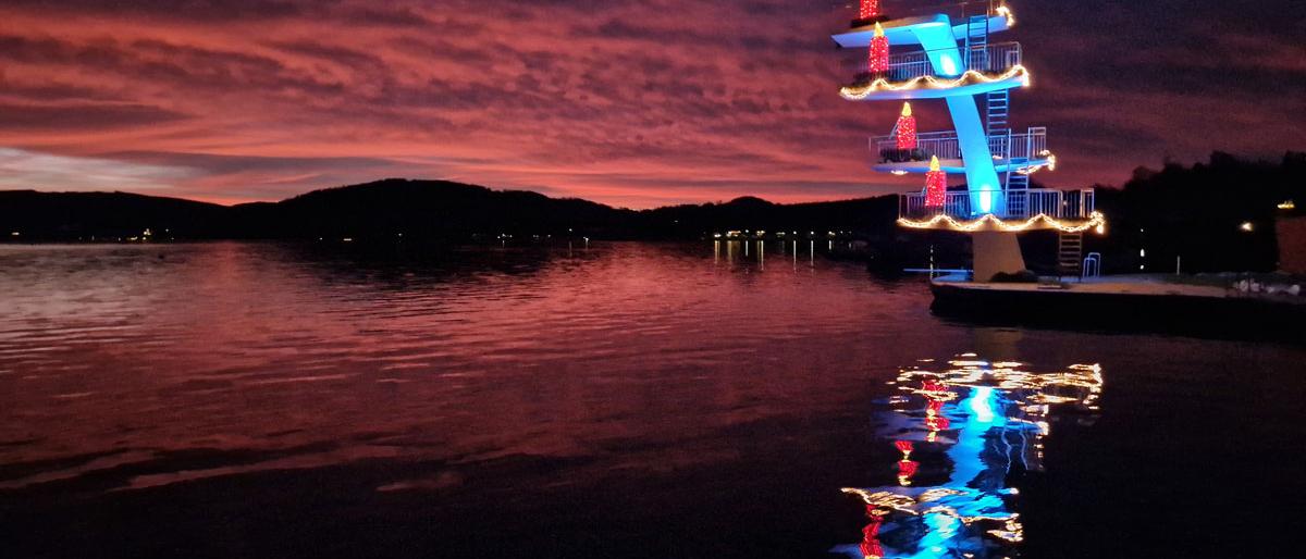 Der Sprungturm des Strandbads Seewalchen am Attersee bildet den höchsten Adventkranz Österreichs