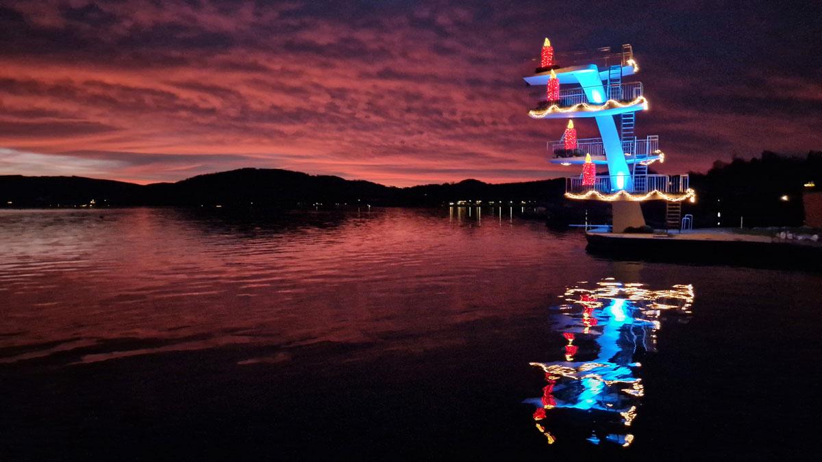 Der Sprungturm des Strandbads Seewalchen am Attersee bildet den höchsten Adventkranz Österreichs