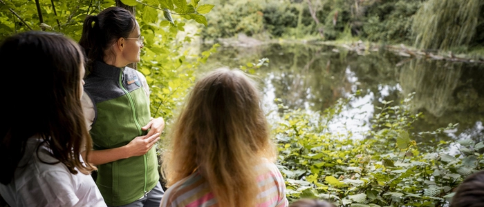 Rangerin bei einer Führung im Nationalpark Donau-Auen