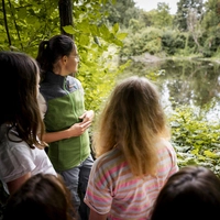 Rangerin bei einer Führung im Nationalpark Donau-Auen