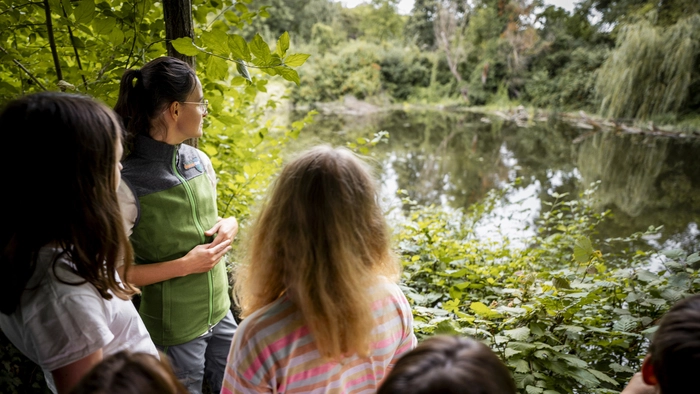 Rangerin bei einer Führung im Nationalpark Donau-Auen
