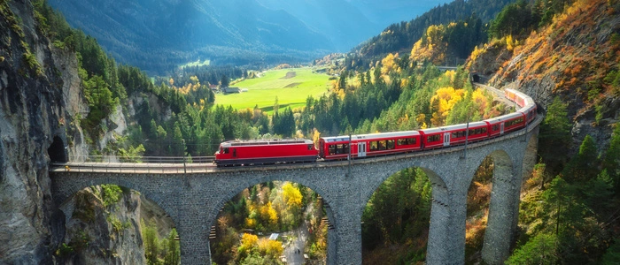 Zugland Schweiz: Der Bernina Express braust über das Landwasserviadukt