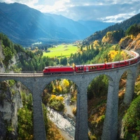 Zugland Schweiz: Der Bernina Express braust über das Landwasserviadukt