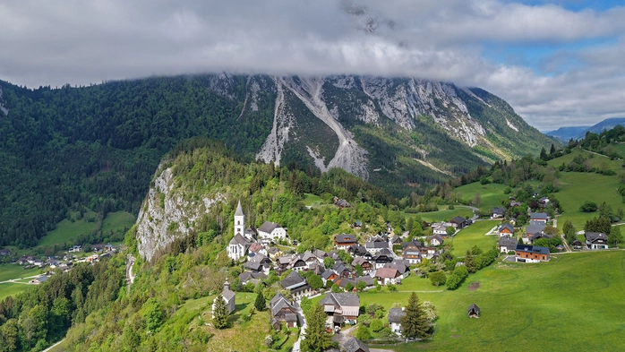 Von Pürgg geht es entlang des Kirchenwegs<strong> </strong>zum Gipfelkreuz am Gindlhorn