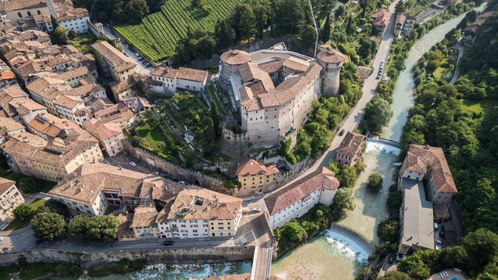 Das Castello di Rovereto erhebt sich auf einem Felsen am rechten Ufer des Leno, dort, wo der Fluss das Etschtal erreicht