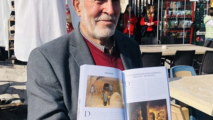 Höhlenstadt Özkonak. Latif Açar hat ein Souvenirgeschäft gegenüber der Höhlenstadt von Özkonak, die in ihrer Blütezeit bis zu 60.000 Menschen beherbergt haben soll. Stolz erzählt der einstige Muezzin des Dorfs, wie er 1972 beim Arbeiten auf dem Feld zufällig auf diese faszinierende Unterwelt stieß. Weitere unterirdische Städte sind Kaymaklı und Derinkuyu.