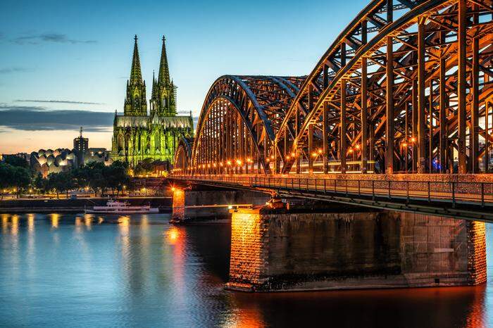 Der Kölner Dom mit der Hohenzollernbrücke
