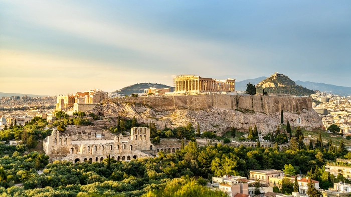 Sehenswürdigkeiten. Die Akropolis, die Museen, die Grabungen: Athen hat viele weltbekannte Sehenswürdigkeiten, die die jahrtausendealte Geschichte der historischen Stadt erzählen. Die Akropolis zum Beispiel mit ihrem Parthenon – der Tempel, Kirche und sogar Moschee in einem war – thront auf seinem strategisch günstig gelegenen Hügel über allem. Wer im Sommer den Weg zum Mittelpunkt der alten Stadt erklimmen will, muss sich bei oft 40 Grad seinen Weg zwischen Touristenmassen bahnen. Im für unsere Verhältnisse meist milden Winter hingegen kann man die vielen historischen Stätten in Ruhe besuchen.