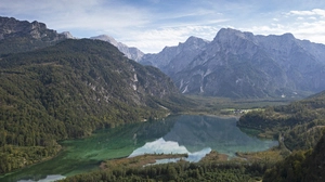 Ein breit angelegter Wanderweg führt gemütlich rund um den smaragdgrünen Almsee