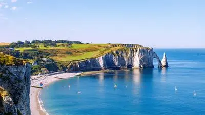 Die berühmten Kreidefelsen von Étretat mit dem Felsentor Porte d‘Aval und der Felsnadel L‘Aiguille