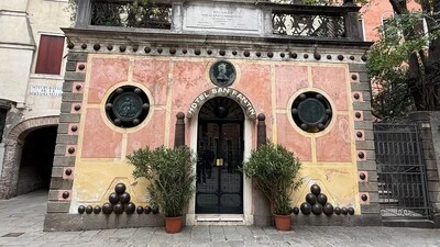 Kanonenkugeln in der Fassade des Hotels San Fantin