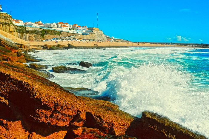 Ericeira. Wegen der Wellen des Atlantiks ist Ericeira bei Surfern sehr beliebt, dennoch pflegt man die Wurzeln als Fischerdorf, das bereits im 12. Jahrhundert entstanden ist. Das spiegeln unter anderem die in Blau- und Weißtönen gestrichenen Häusern im Tentrum wider. 