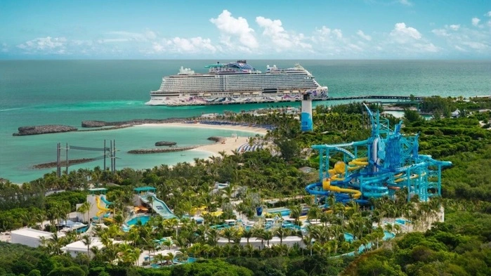 Neben dem rund 52 Meter hohen „Tidal Tower“ mit acht Rutschen bietet der Wasserpark von NCL auch einen Wasserspielbereich, eine Familienrutsche und Klippen zum Herunterspringen
