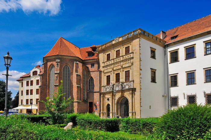 Das Piastenschloss in Brzeg mit St.-Hedwigs-Kapelle (links) und dem Torgebäude