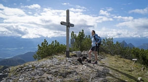 Vom östlichen Gipfelkreuz auf dem Wörschacher Raidling eröffnet sich ein herrlicher Panoramablick über den Grimming zum Dachstein und den Niederen Tauern