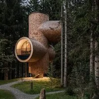 Die zylindrischen Wohntürme namens Bert im Wald auf dem Pogusch