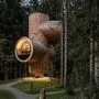 Die zylindrischen Wohntürme namens Bert im Wald auf dem Pogusch