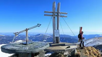 Das Gipfelkreuz auf dem Falkert mit dem steinernen Kompass