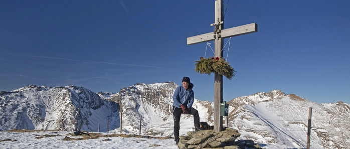 Der Blick reicht vom Gipfelkreuz am Stubeck über das Maltatal hinaus zu den Hohen Tauern, den Nockbergen und im Süden zu den Karawanken und den Julischen Alpen