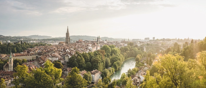 Panoramablick auf Bern vom Rosengarten mit Sicht auf Münster, Bundeshaus, Aare und Dalmazibrücke