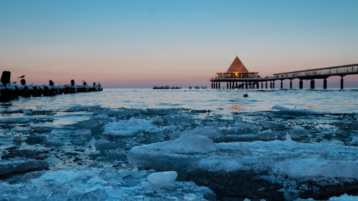 Usedom. Europas längste Promenade verbindet die Kaiserbäder Ahlbeck, Heringsdorf und Bansin auf Usedom und reicht bis zum polnischen Badeort Swinemünde. Der 12,5 Kilometer lange Strand wird von prächtigen Villen gesäumt und führt in Heringsdorf an der längsten Seebrücke in Deutschland vorbei – und in Ahlbeck an der ältesten.