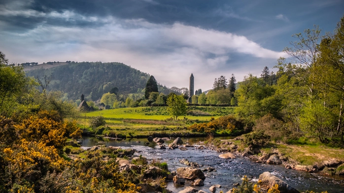 Der berühmte Rundturm von Glendalough in den Wicklow Mountains