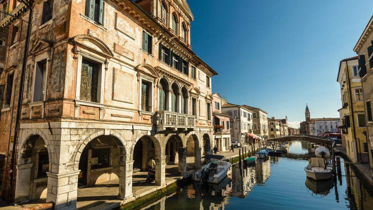 Mit seinen Brücken und Kanälen erinnert Chioggia an Venedig. Die kleine Schwester 
hat aber viel weniger Besucher