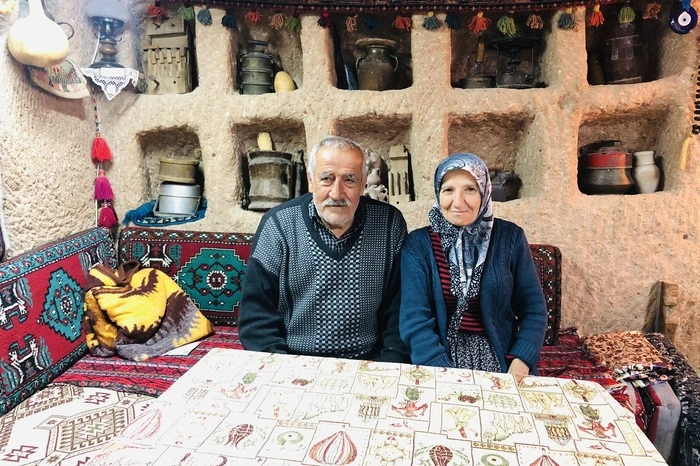 Café im Feenkamin. Unter der Felsenburg von Uçhisar heißen İsmail und Emine Kutlugün willkommen, der Feenkamin ist ihnen Zuhause und Arbeitsplatz gleichermaßen. „Meine Familie hat hier seit Generationen gelebt, ich wurde hier geboren“, erzählt İsmail, während er Kaffee und Tee in kleinen, sanduhrförmigen Tassen serviert. Heute bewohnt das Ehepaar nur noch einen kleinen Teil, zwei Räume für das gemütliche Lokal und einen als Souvenirladen, denn die Räume müssen sie mieten.
