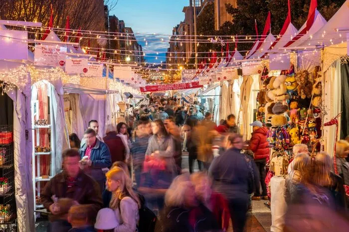 Washington D.C. In der Hauptstadt Washington ist die National Portrait Gallery der Hintergrund für die Dutzenden Stände des „Downtown Holiday Market“. Die Veranstalter legen Wert darauf, dass kleine „Businesses“ repräsentiert sind. Jeden Abend spielen Künstlerinnen und Künstler verschiedenster Musikstile auf. Wer es richtig weihnachtlich haben möchte, findet am Weißen Haus den „National Christmas Tree“, der jedes Jahr ab Anfang Dezember feierlich erleuchtet wird. In diesem Jahr zum 100. Mal, denn Präsident Calvin Coolidge rief diese Tradition 1923 ins Leben. Um den großen Baum herum repräsentieren 58 kleinere Tannen die US-Bundesstaaten und Territorien.