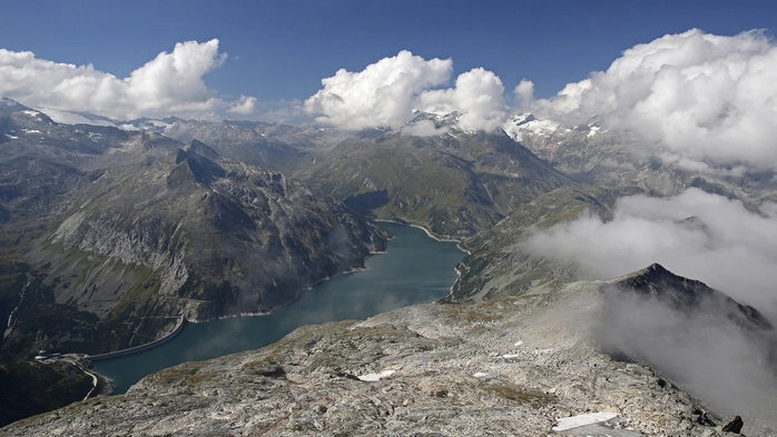 Über dem Kölnbrein-Stausee erhebt sich das Massiv der Hochalmspitze, die Königin der Hohen Tauern