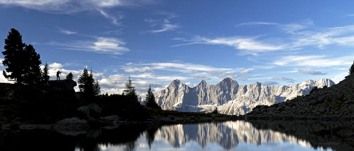 An ausgewählten Tagen zeigt sich das Dachstein-Dreigestirn als perfektes Spiegelbild im Wasser des mittleren Gasselsees