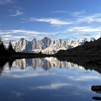 An ausgewählten Tagen zeigt sich das Dachstein-Dreigestirn als perfektes Spiegelbild im Wasser des mittleren Gasselsees