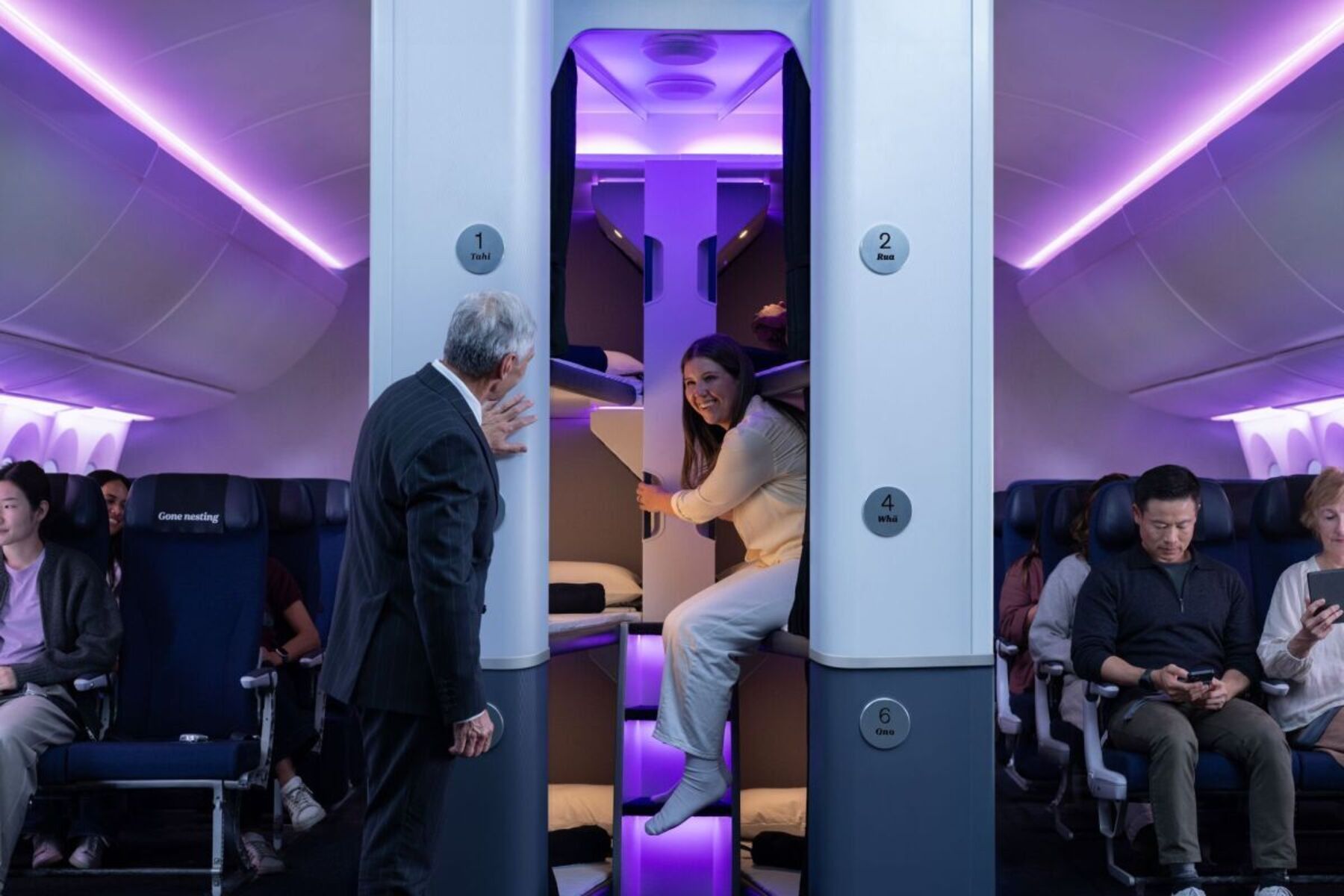 Airline baut Schlafkabinen für Passagiere der Economy Class