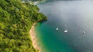 Eine der vielen einsamen Buchten auf Tobago