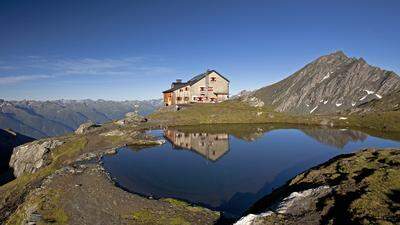 Die Sudetendeutschen Hütte bietet einen unglaublichen Panoramablick: Im Westen schweift der Blick zur Venedigergruppe, im Süden sind die Dolomiten zu sehen und im Osten der Großglockner